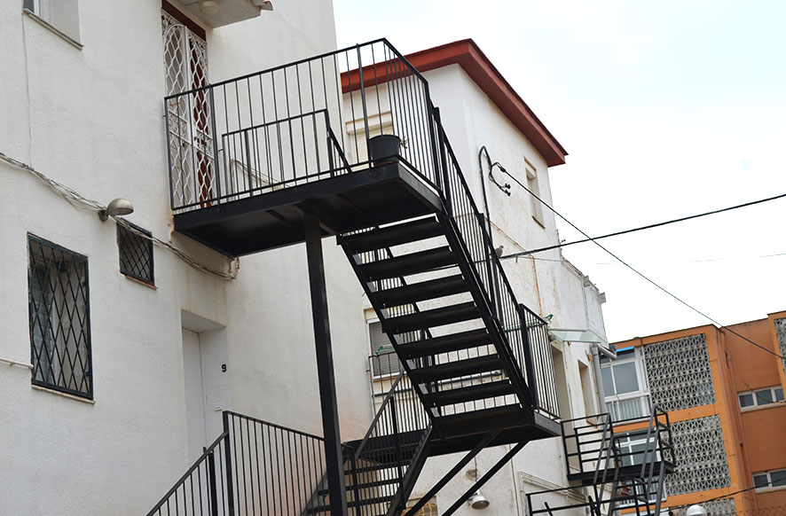 Escalera metálicas para interiores y exteriores en Cornellà y Barcelona Cerrajería Construgama -