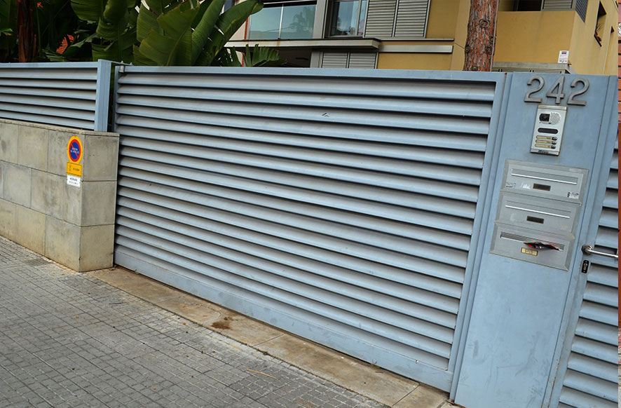 puerta-de-hierro-veneciana-corredera-para-parking-cerrajeria-construgama